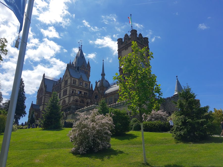 Schloss Drachenburg und der umliegende Park am Drachenfels bei Königswinter