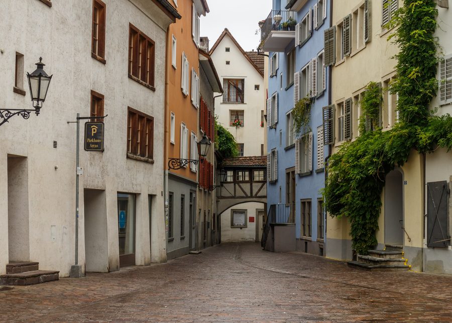 Altstadtgasse mit Arkaden in Chur, Graubünden.