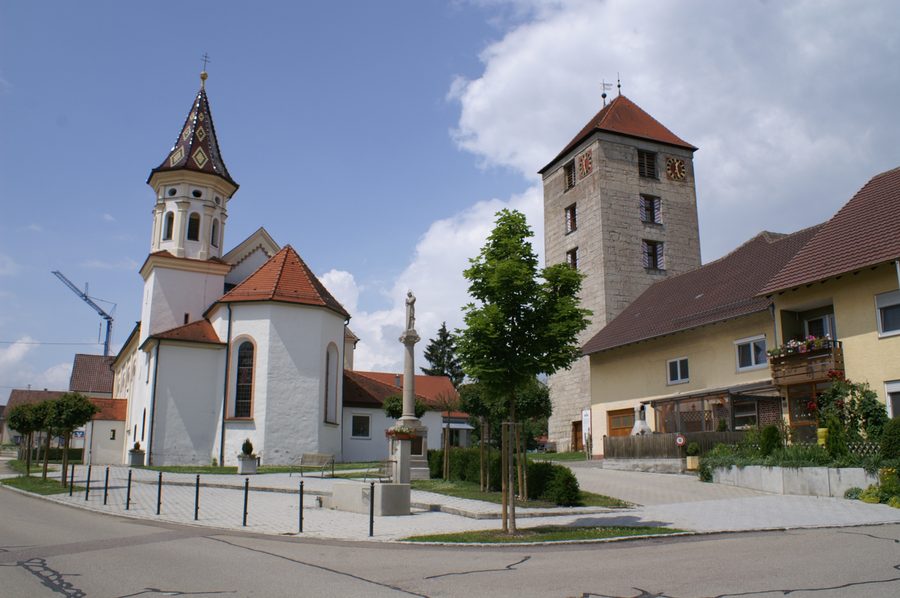 Dorfmitte von Emerkingen mit Kirche und Römerturm
