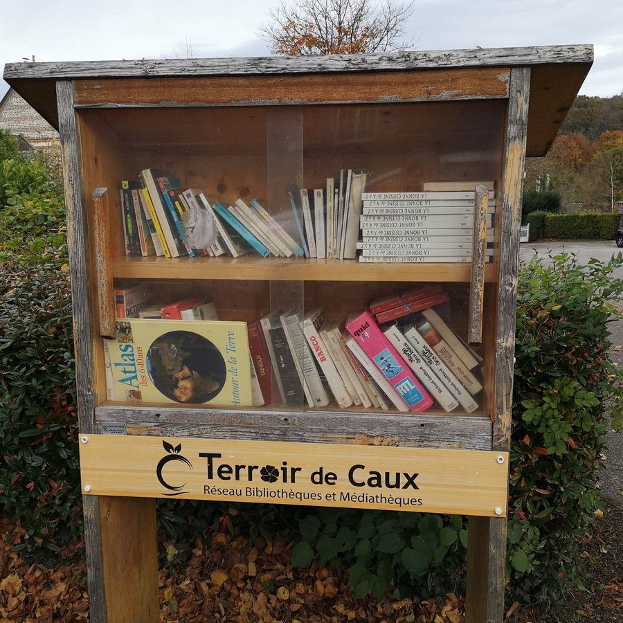 File:Auzouville-sur-Saâne - Route de la mer - boîte à livres.jpg