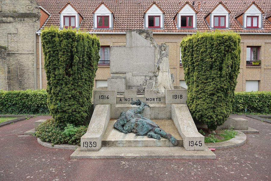 File:Monument aux morts des Première et Seconde Guerres mondiales (Bergues).jpg