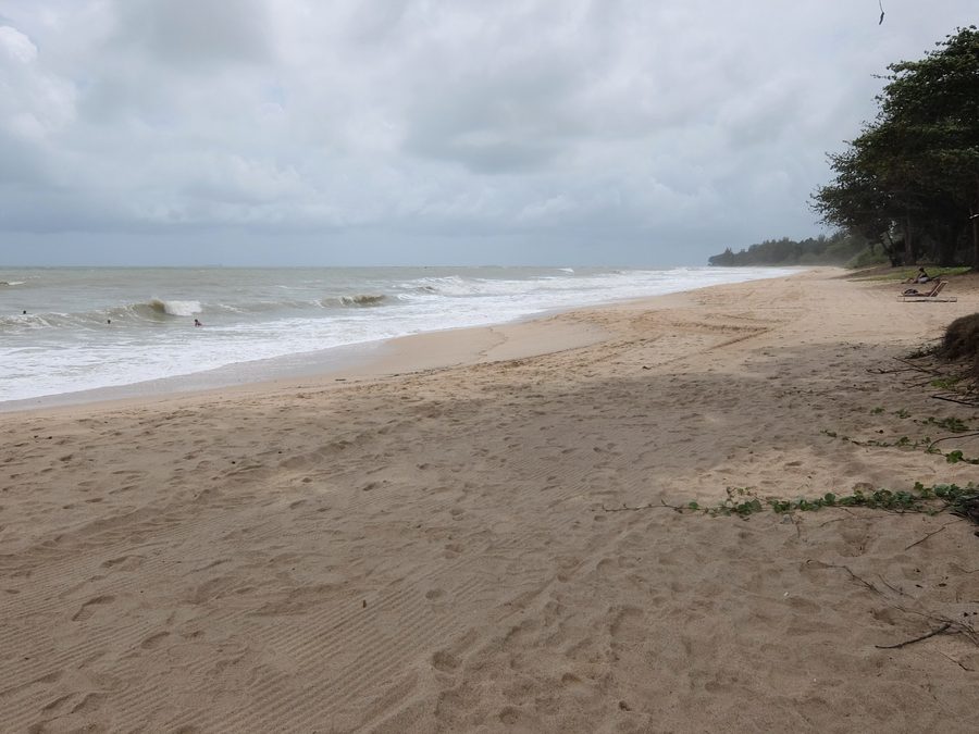 Strand von Desaru an der Südküste Johors mit tropischer Küstenlandschaft