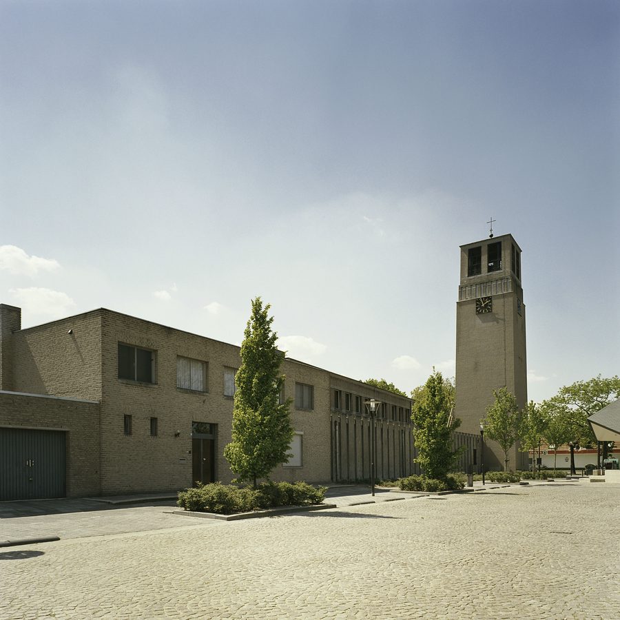 Nordfassade der Kruisvindingskerk mit dem seitlich stehenden Kirchturm in Odiliapeel