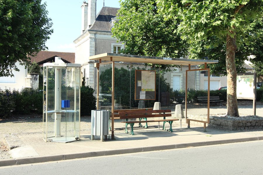 File:Arrêt de bus à Thuré (Vienne) le 18 juillet 2017.jpg