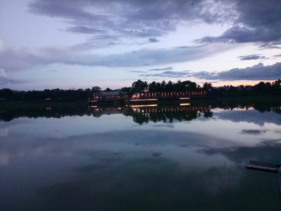 Tempio Siddharameshwar a Solapur con riflesso nell'acqua