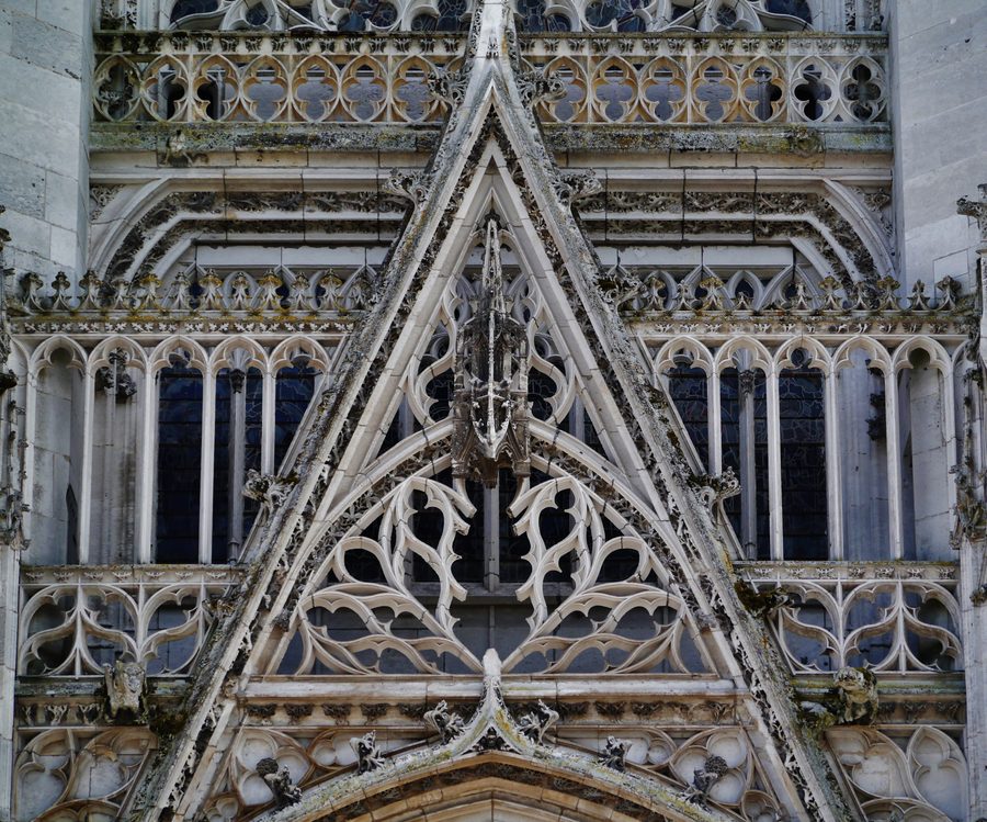 Architektonisches Detail an der Nordseite der Kathedrale Notre-Dame von Évreux