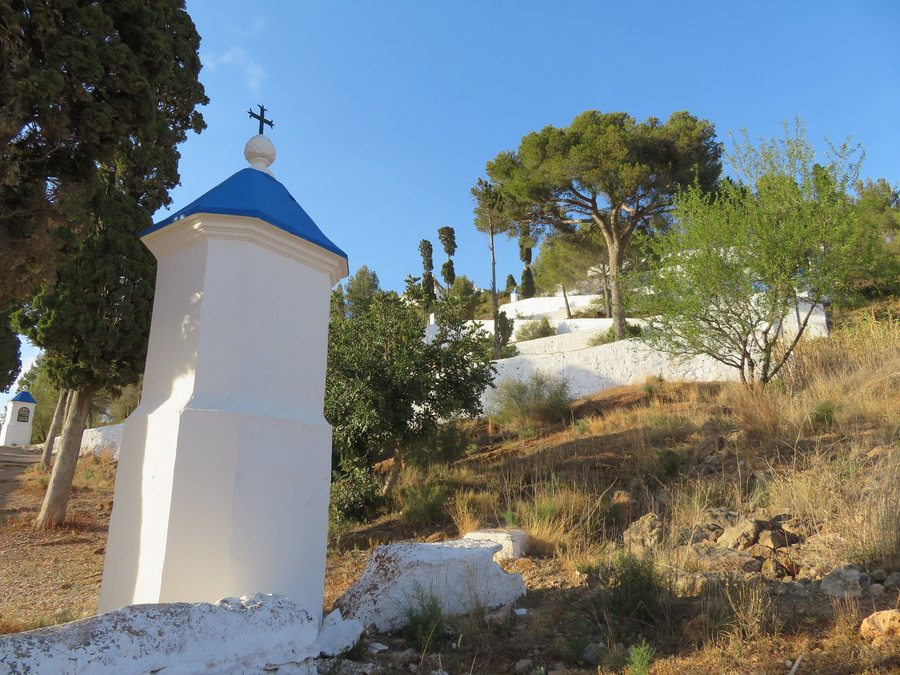 File:Capillas del Monte Calvario de Sot de Ferrer.jpg