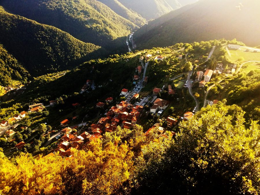 Vista panoramica della costa della Versilia e delle Alpi Apuane dalle montagne sopra Stazzema.