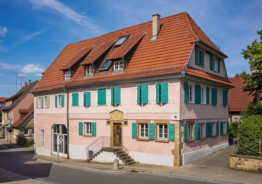 Gelistetes Haus Hauptstraße 13, das sogenannte Schlössle, in Rommelshausen, Ansicht von Süd-Südwest