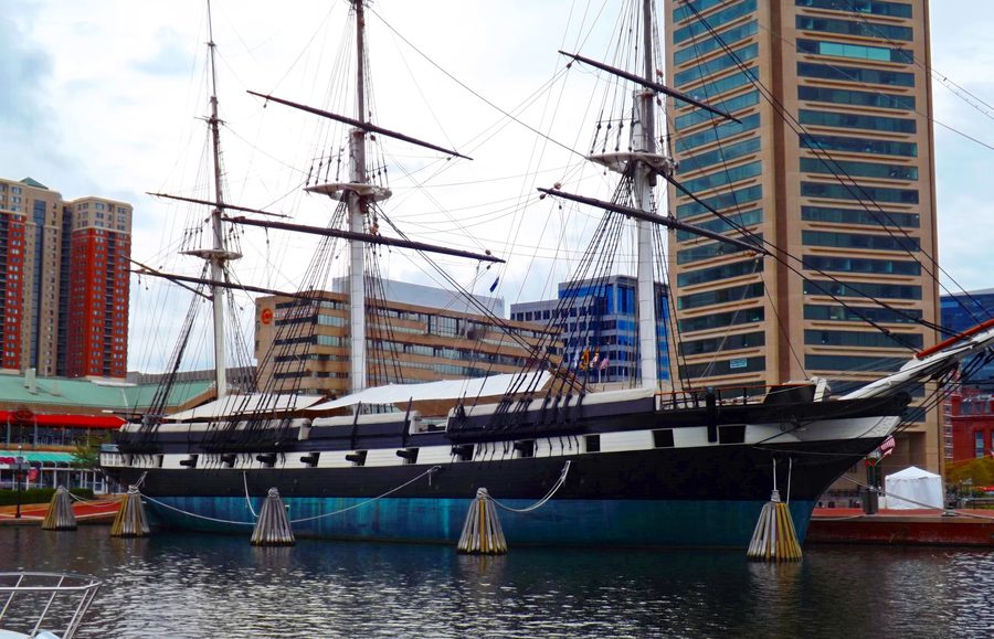 USS Constellation al molo nell'Inner Harbor di Baltimora