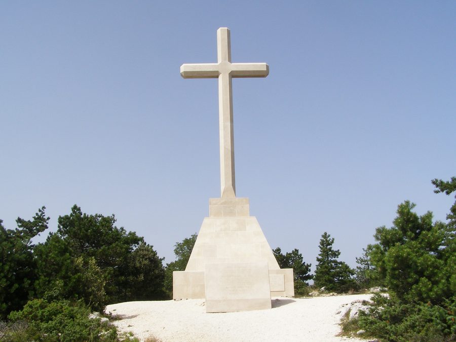 Vidova gora a Brač con la croce sulla cima e il paesaggio montano.