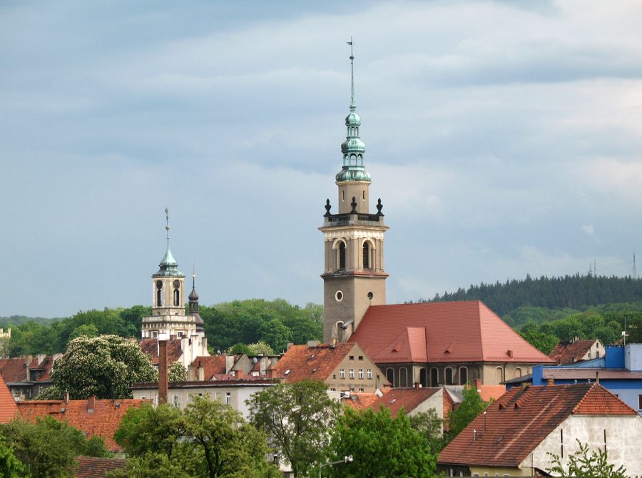 Rathaus und Kirche St. Peter und Paul in Świebodzice