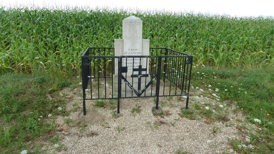 File:Stèle Marcel Farat Lamarche sur Saône.JPG