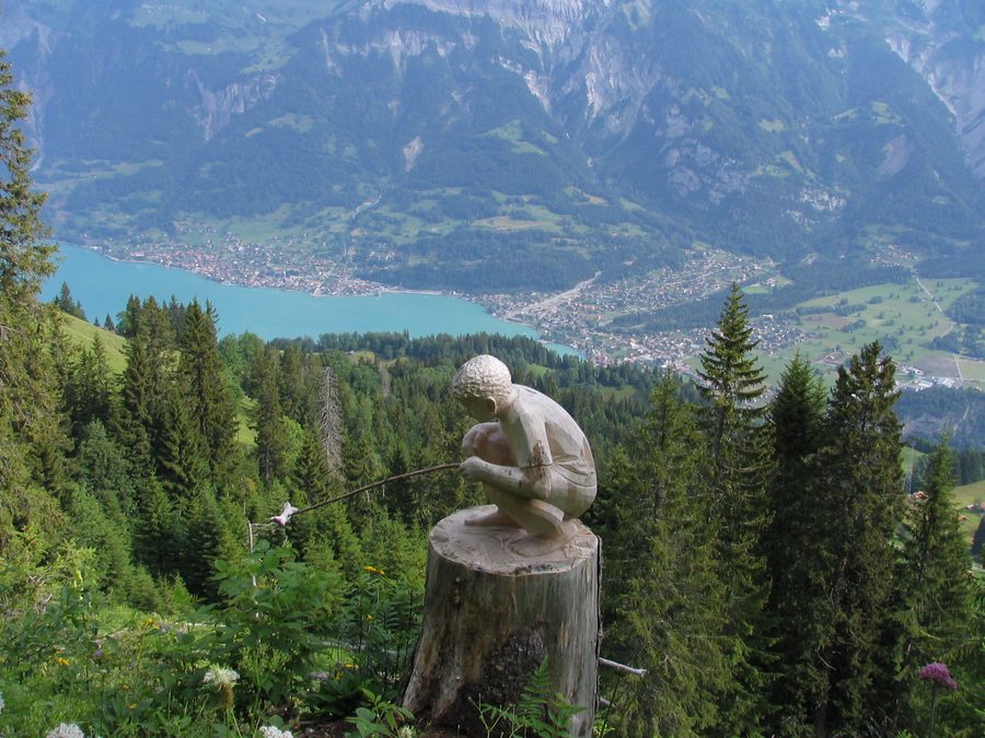 Figura di legno intagliata sul sentiero degli intagliatori dell’Axalp con Brienz sullo sfondo