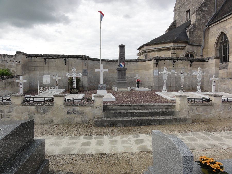 File:Saint-Paul-aux-Bois (Aisne) carré militaire au cimetière.JPG