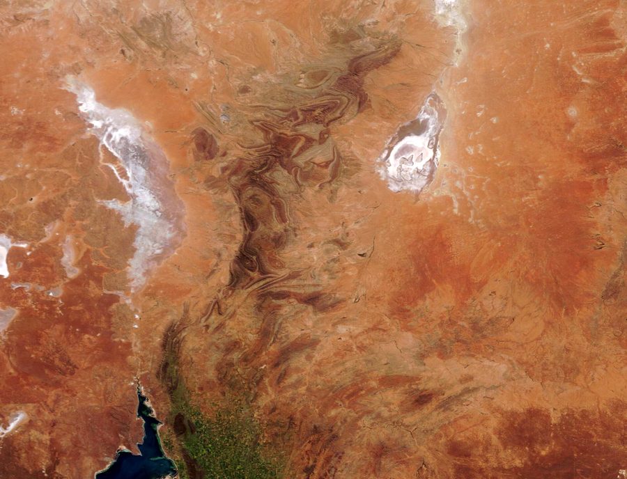 Immagine satellitare dell’Australia meridionale con arido outback, paesaggi rossi, catene montuose e laghi salati
