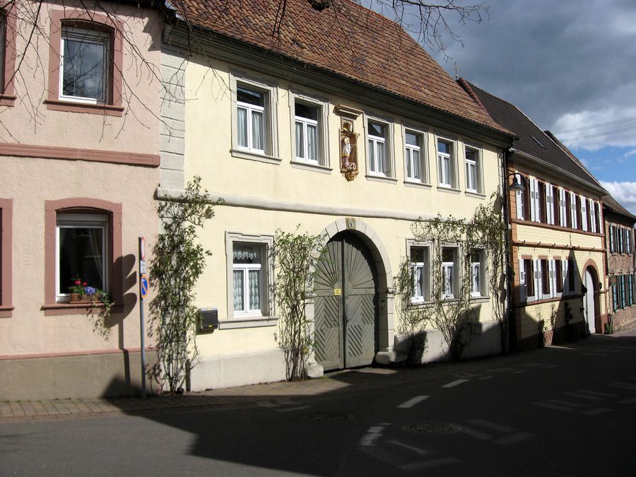 Historische Hofanlage in der Weinstraße 32 in Hainfeld