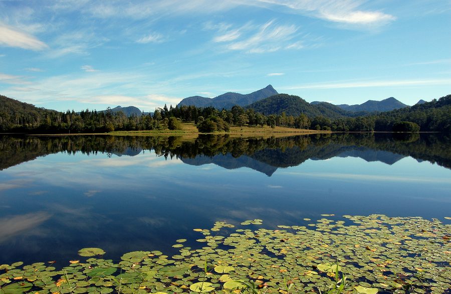 Vista dal Clarrie Hall Dam su Mount Warning e sul paesaggio dell’entroterra del Tweed