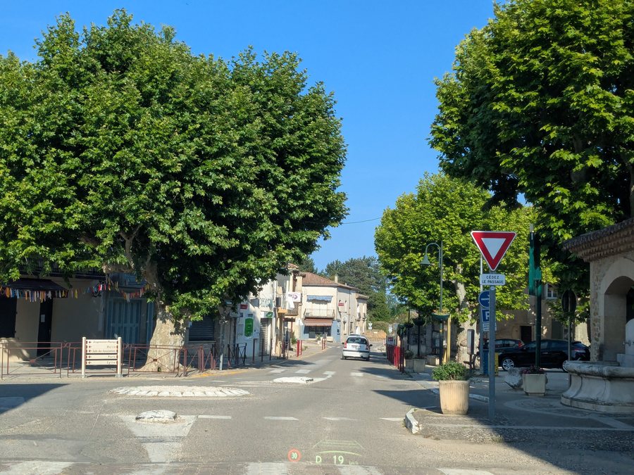 File:Cavillargues - Rond-point et place de la Poste (juin 2025).jpg