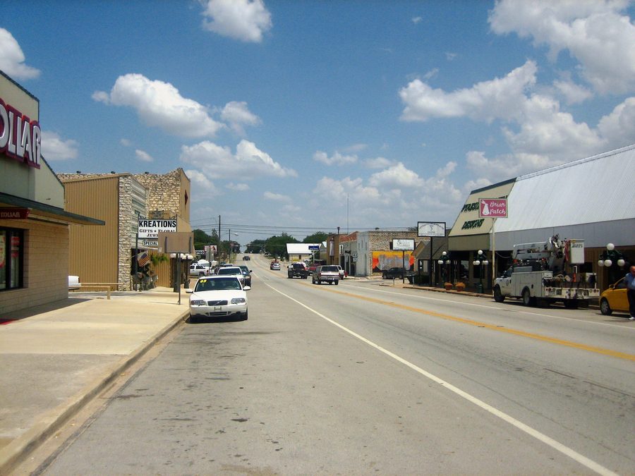 Innenstadt von Goldthwaite, Texas, mit der Hauptstraße und örtlichen Geschäften