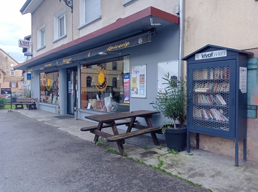 File:Dampierre-les-Bois - Grande Rue - Boîte à livres 01.jpg
