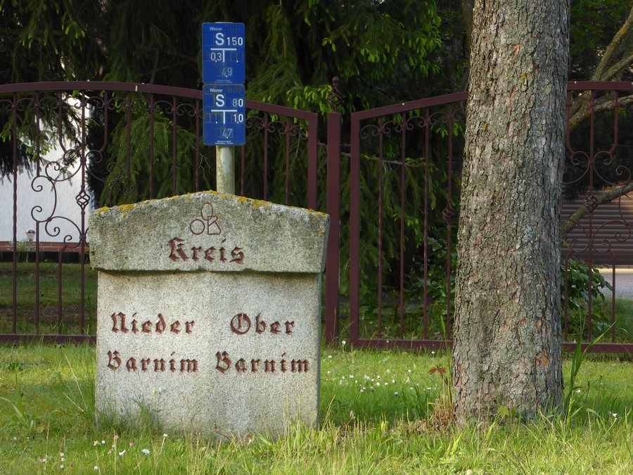 File:20170510 xL P1110212-Baudenkmal-in-Petershagen-Eggersdorf--Grenzstein-zwischen-den-einstigen-Kreisen-Oberbarnim-und-Niederbarnim--Barnimstraße.jpg