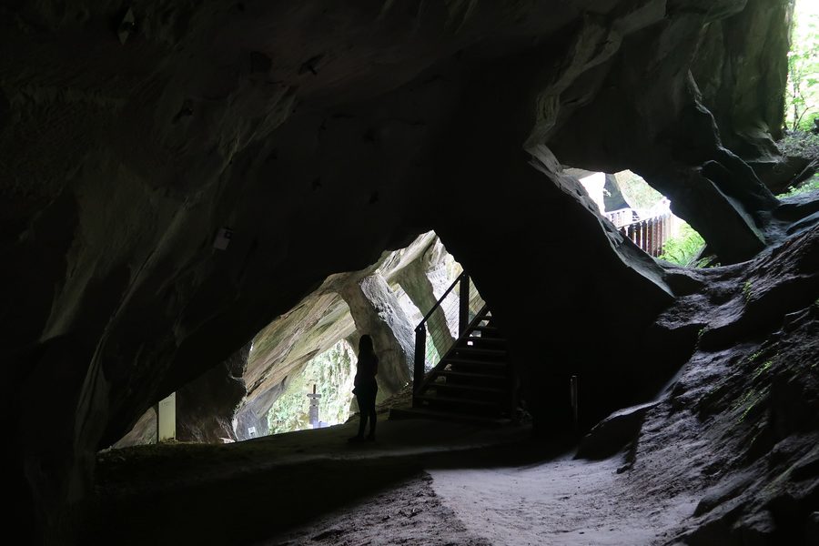 Rocce e corso d'acqua nelle Grotte del Caglieron