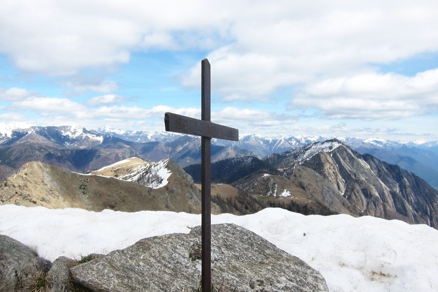 Croce di vetta sul Monte Ziccher sopra la Val Vigezzo, con Punta della Forcoletta e Pizzo Ruscada sullo sfondo