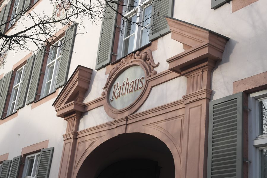 Eingang des Erdinger Rathauses Grafenstock mit gesprengtem Giebel und Stuckkartusche