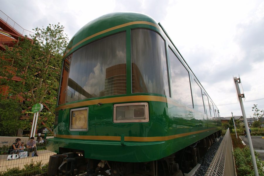 Vecchia carrozza ristorante davanti al centro commerciale Lalaport Shin-Misato
