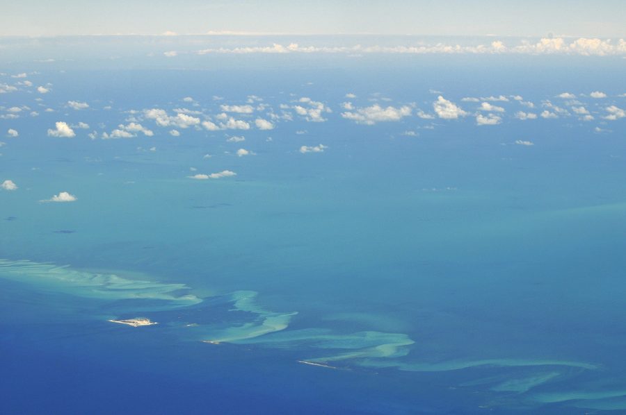 Luftaufnahme kleiner Inseln und türkisfarbenen Wassers südlich von Bimini auf den Bahamas