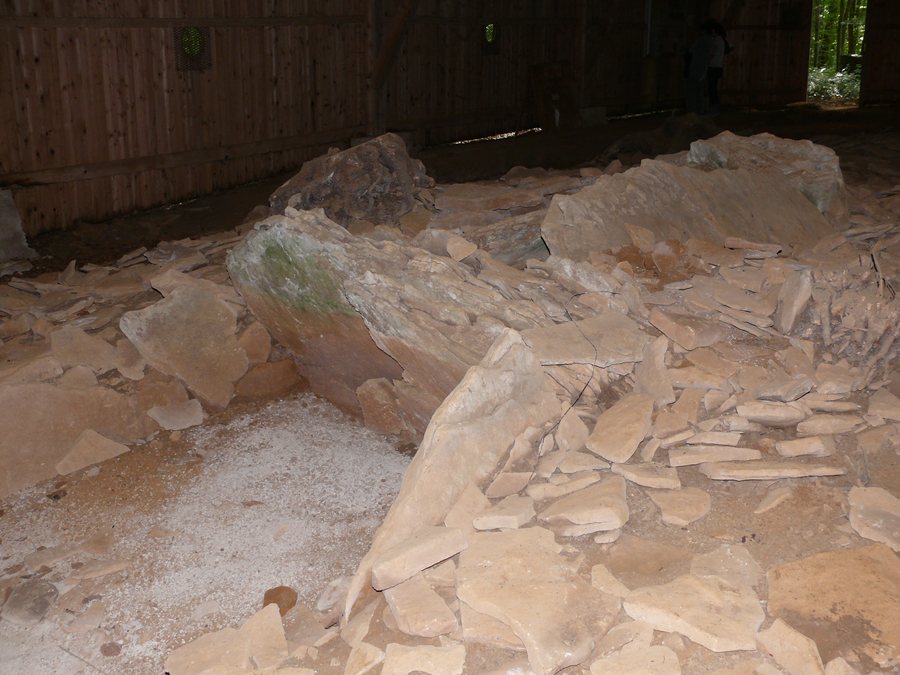 File:Dolmen à antennes d'Aillevans, Haute Saône, France.jpg
