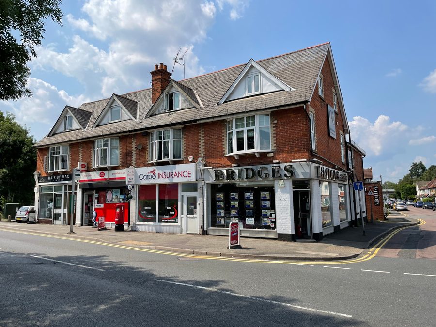 Ponti su Frimley High Street nel Surrey