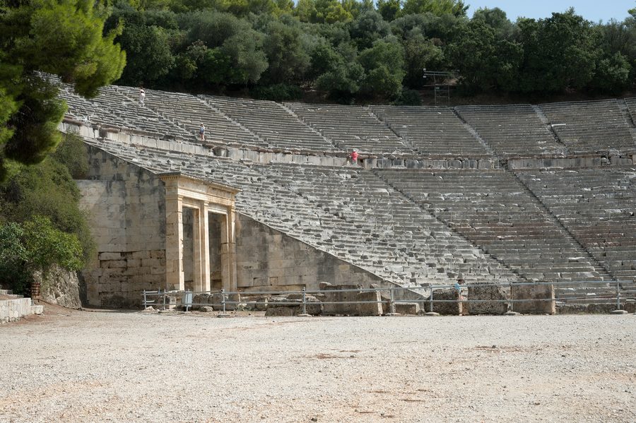 Das antike Theater von Epidaurus mit seinen steinernen Sitzreihen.