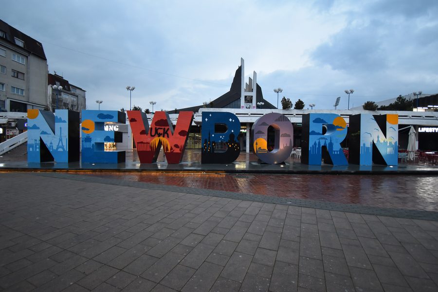 Priština con il Monumento Newborn