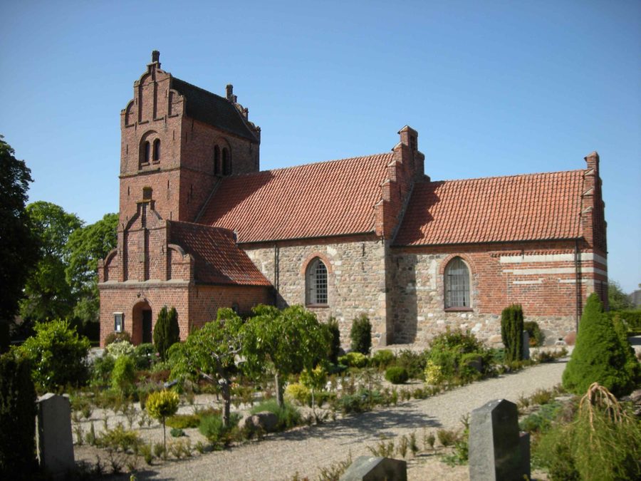 Vista esterna della Ølsted Kirke in Danimarca