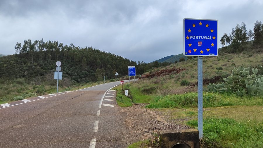 File:La Rabaza, Frontera Portugal - España.jpg