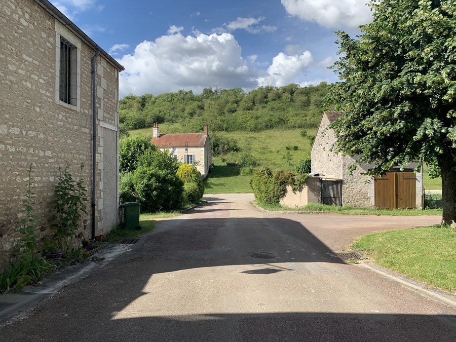File:Rue de l'église à Irancy (Yonne, France).jpg