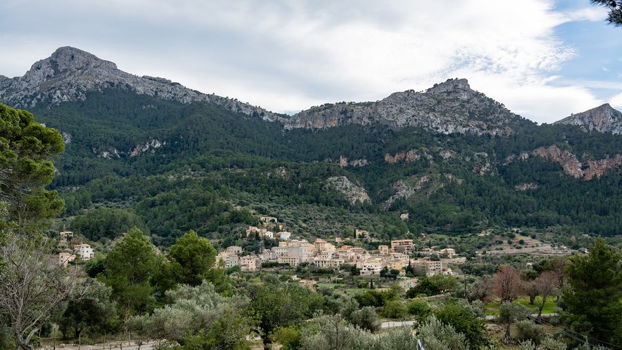 File:Estellencs with Puig de Galatzó.jpg