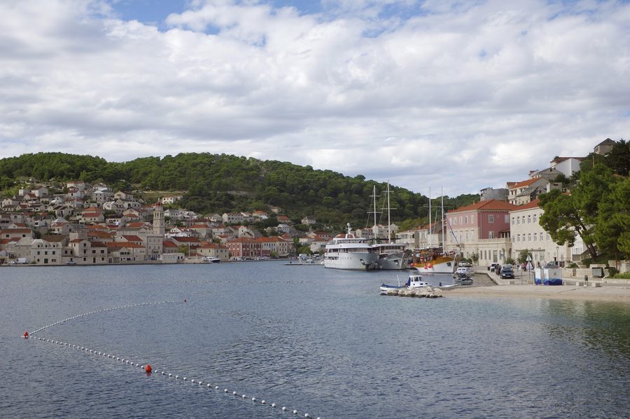 Il porto di Pučišća, un villaggio costruito in pietra a Brač.