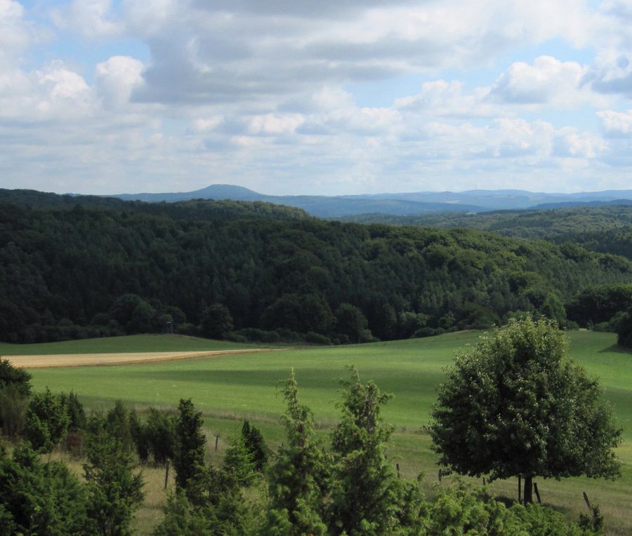 Der Aremberg in der Eifel, von einem benachbarten Aussichtspunkt aus gesehen