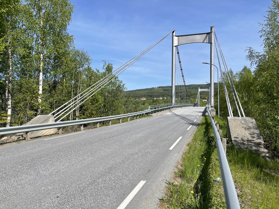 Ponte stradale di Fluberg che attraversa il lago Randsfjorden nel comune di Søndre Land, Norvegia