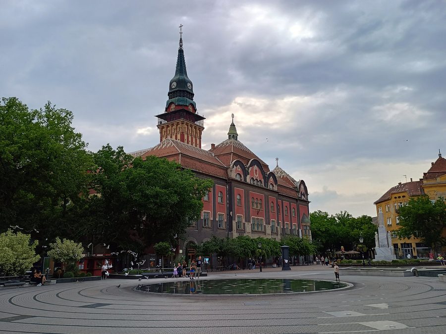 Auffällig dekorierte Fassade des Rathauses von Subotica
