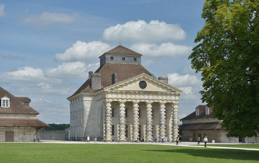 File:Saline royale d'Arc-et-Senans maison.jpg