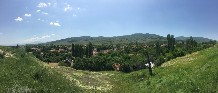 Panoramablick auf das Dorf Dolno Srptsi in Nordmazedonien