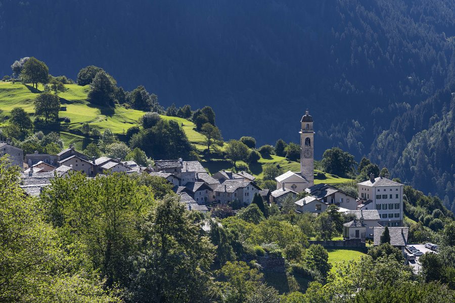 Historisches Ortsbild von Soglio im Bergell mit dicht stehenden Häusern