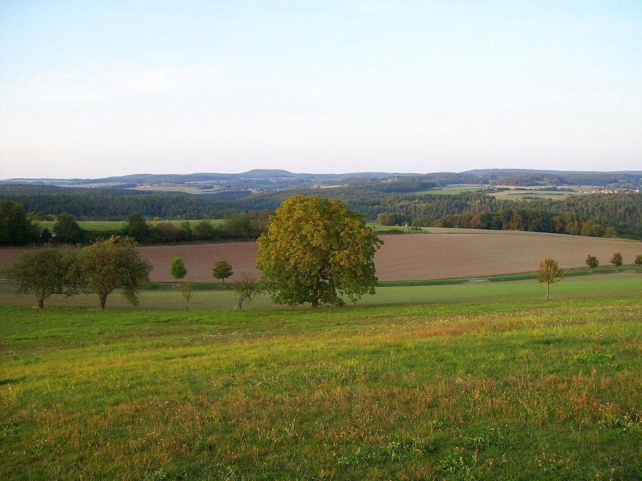 Blick vom Aussichtspunkt Hünenhügel bei Schönbach über die nördlichen Haßberge