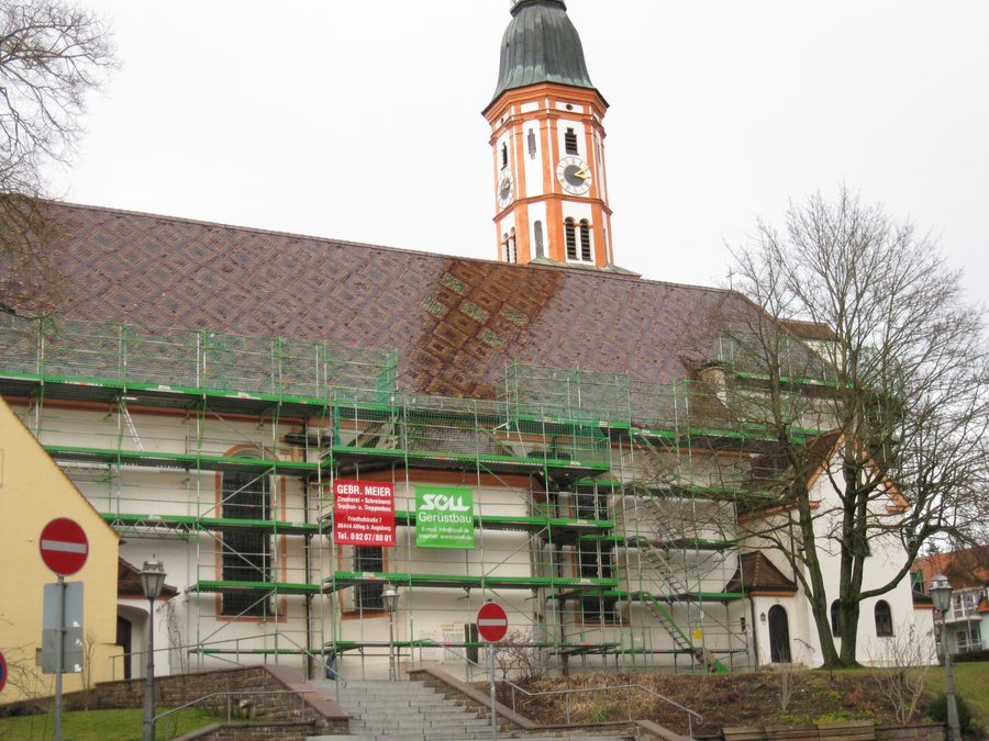 Außenansicht der Pfarrkirche St. Michael in Mering, Bayern