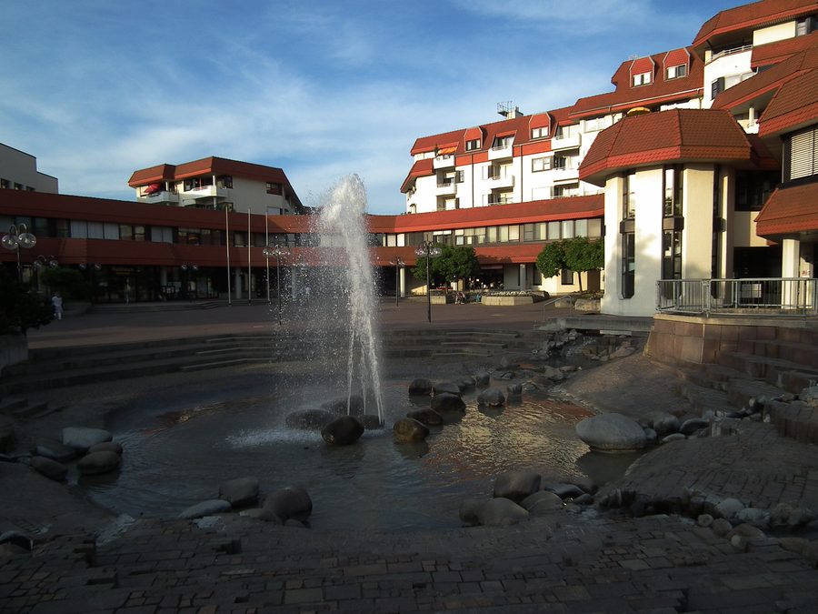 Burgunderplatz im Ortskern von Limburgerhof