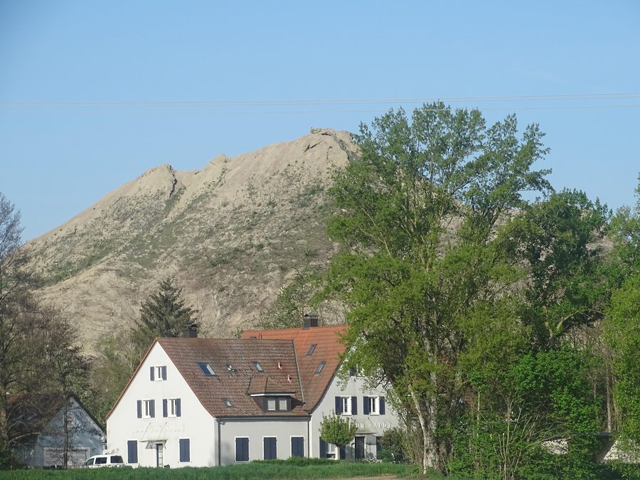 Abraumhalde des ehemaligen Kalisalzbergwerks in Buggingen